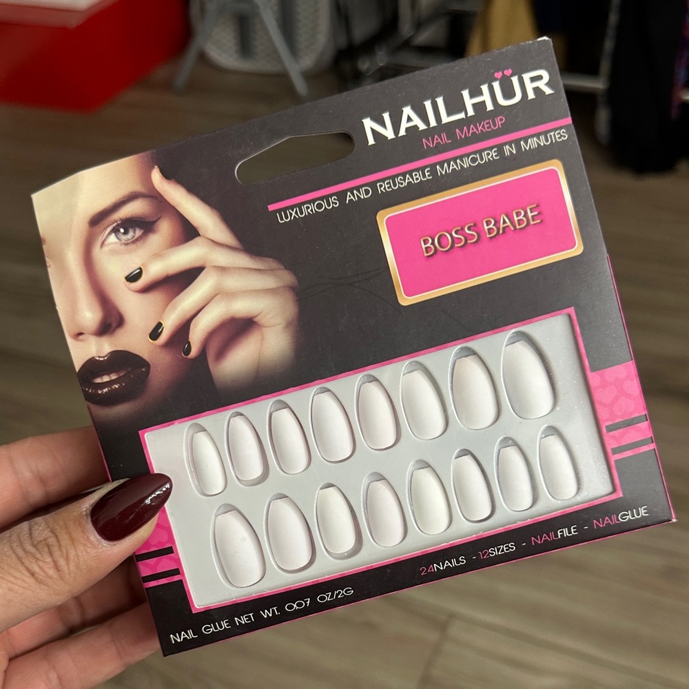 Nailhür- Luxurious Nail Set - White‎